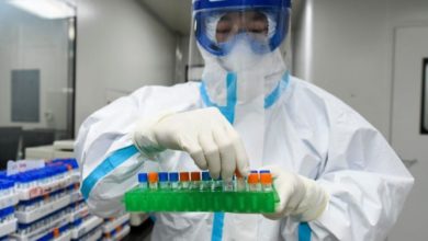 صورة “الصحة العالمية” تخرج عن صمتها بشأن تسريب فيروس كورونا من “مختبر الخفافيش” بالصين