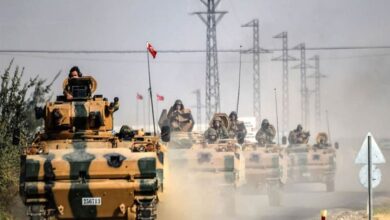 صورة عاجل/ رتل ضخم جداً من عشرات الآليات العسكرية التركية تدخل إلى إدلب السورية