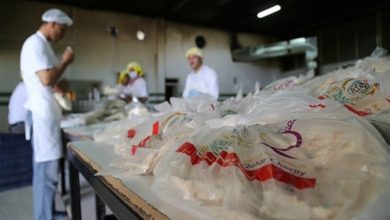 صورة متجر سوري يقدم الخبز مجانا للمتضررين من الحظر في تركيا