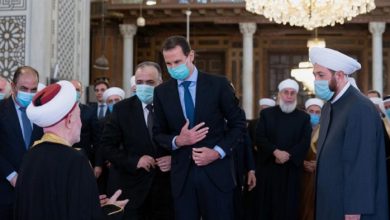 صورة آخر صرعات الأسد…الخطيب يدعو لبشار داخل الجامع والمصلين “بالروح بالدم نفديك يابشار”( فيديو )