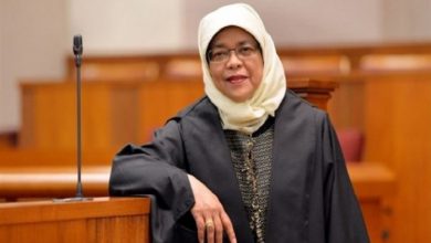 صورة أول سيدة مسلمة جعلت من سنغافورة أقوى دولة اقتصادية في العالم