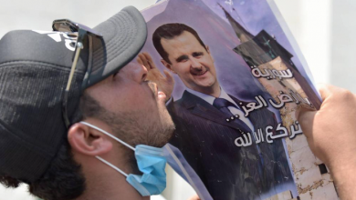 صورة على كل نازح اقترع للأسد أن يكمل طريقه من السفارة إلى مناطق النظام في سوريا