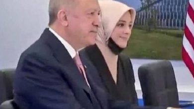 صورة فتاة محجبة أبهرت الجميع بمرافقتها لأردوغان في قمة الناتو من تكون هذه الفتاة ؟؟