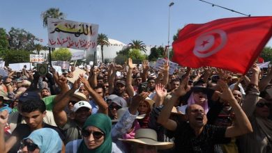 صورة عاجـــــــــــــــل/ مظاهرات حاشدة وسط تونس تطالب بعزل الرئيس قيس سعيد ( فيديو )