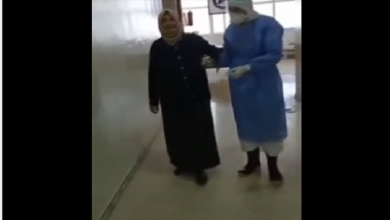 صورة فيديو مـ.ـبكـ.ـي….طيبب يواسـ.ـي بالغناء مسنة سورية قبل لحظات من وفـ.ـاتـ.ـها بفـ.ـيـ.ـرـ.ـوس كـ.ـورـ.ـونا