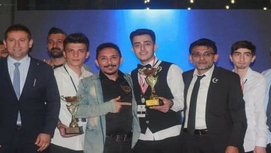 صورة بالصور….شاب سوري يفوز بمسابقة أفضل حلاق على مستوى تركيا