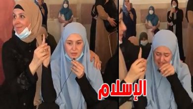صورة فيديو مؤثر لشابة فرنسية اعتنقت الإسلام .. رددت الشهادتين ثم أجهشت بالبكاء