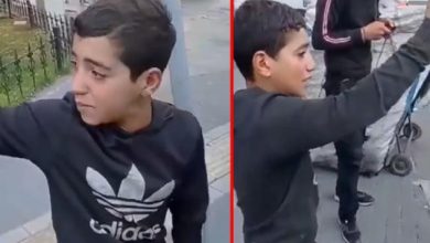 صورة فيديو أبكى الملايين….بكاء صببي يجمع الكراتين في إسطنبول بعد مصادرة الشرطة لعربته !!!