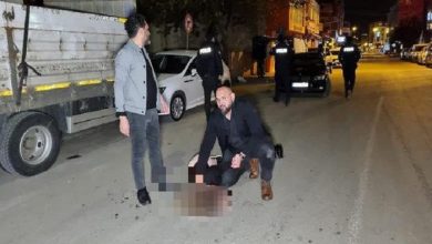 صورة مواطن تركي يعتدي بوحشية على زوجته السورية وسط الشارع في هذه الولاية