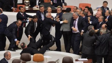 صورة فيديو….حركة لا “أخلاقية” من أوغلو يحول البرلمان التركي إلى حلبة مصارعة
