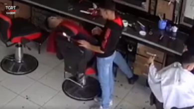 صورة شاهد بالفيديو….لحظة تعرض شاب لنوبة قلبية في صالون للحلاقة بولاية تركية