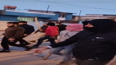 صورة الشرطة التركية تعتقل 8 سوريين ظهروا بمقطع مصور رافعين أسلحة بيضاء في أضنة وتقرر ترحيلهم