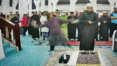 صورة رجل يعتدي على إمام مسجد أثناء الصلاة (فيديو)