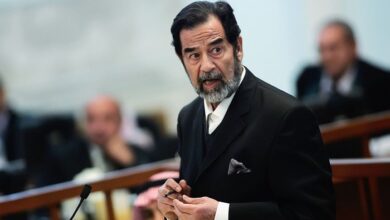 صورة محقق من أصل عربي.. خفايا أول 30 ثانية من استجواب صدام حسين