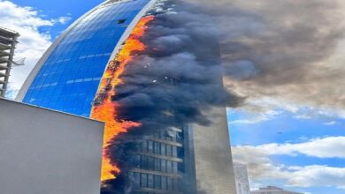 صورة عاجـــــــــل/ شاهد الفيديو..حريق ضخم في مبنى شاهق وسط إسطبنول اليوم