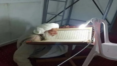 صورة قصة الرجل المسن الذي يقرأ القرآن ولا يحفظ منه شيئاً .. رائعة جداً