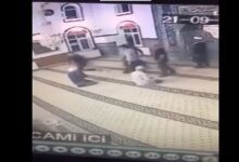 صورة في دولة إسلامية أزعجه صوت الآذان فاقتحم المسجد بحذائه وتشاجر مع الإمام -شاهد الفيديو
