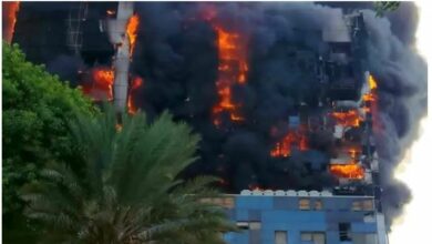صورة أبراج زجاجية شاهقة تحترق وسط عاصمة عربية وألسنة اللهب تغطي سماء المدينة-فيديو