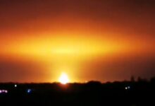 صورة عــاجــــل/ انفجار ضخم يهز بريطانيا الآن يحول الليل إلى نهار وكرة نارية غامضة في السماء -فيديو