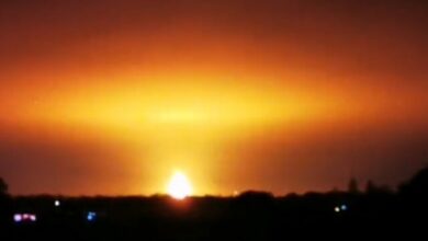 صورة عــاجــــل/ انفجار ضخم يهز بريطانيا الآن يحول الليل إلى نهار وكرة نارية غامضة في السماء -فيديو