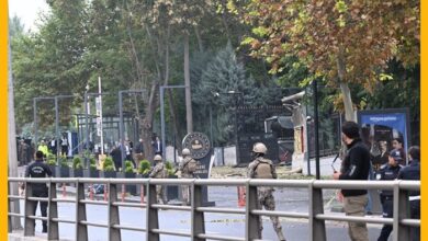 صورة عــاجـــل/ فيديو-لحظة الهجوم المزدوج على مقر الأمن العام التركي وسط العاصمة أنقرة اليوم